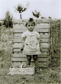 Rita Thurre à la cueillette des fraises en 1948